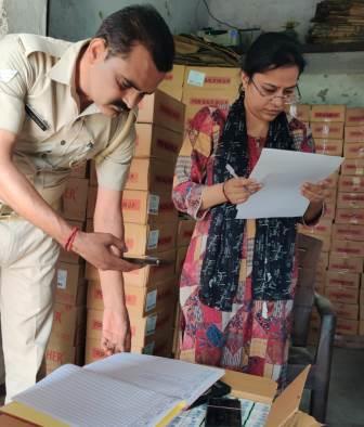 शराब की दुकानों का किया निरीक्षण, स्टॉक व क्यूआर कोड की जांच