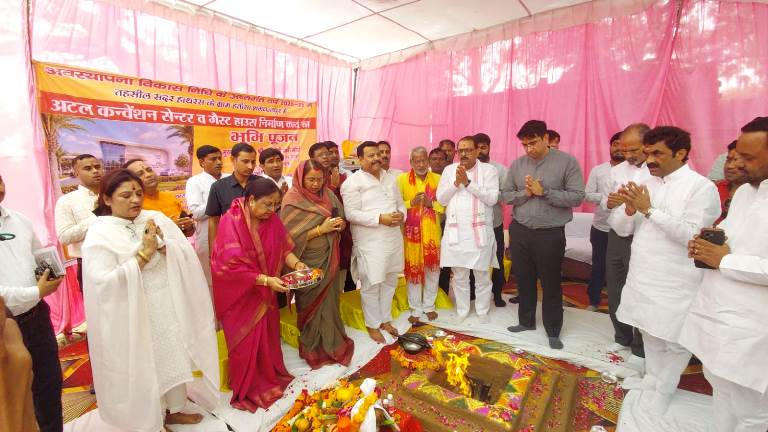हाथरस में अटल कन्वेंशन सेंटर एवं गेस्ट हाउस का हुआ भूमि पूजन, लगभग 200 लोगों की क्षमता वाले इस सेंटर में सामाजिक, सांस्कृतिक, प्रशासनिक कार्यक्रम आयोजित किए जा सकेंगे