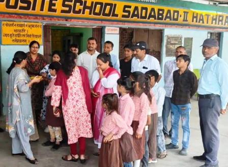 सादाबाद : नौनिहालों के स्वागत के साथ शुरू नया शैक्षिक सत्र, पहले दिन कम रही छात्र छात्राओं की उपस्थिति, शिक्षक करेंगे अभिभावकों से संपर्क