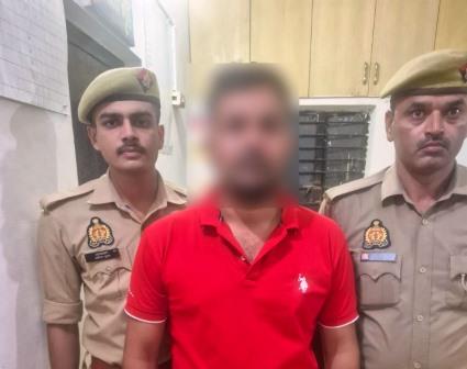 आइसक्रीम की दुकान पर युवक ने लहराई पिस्टल, वीडियो वायरल होते ही पुलिस ने किया गिरफ्तार
