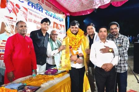 सिकन्दराराऊ : भागवत कथा पंडाल में सजा विराट कवि सम्मेलन, देर रात तक बही कविता और ग़ज़लों की रसधार