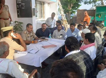 सादाबाद : निर्धारित समय और रूट से निकालें जाएं अलम के जुलूस, मोहर्रम को लेकर कोतवाली परिसर में शांति व्यवस्था की बैठक संपन्न