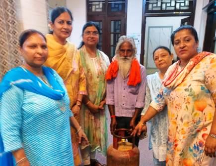 जायंट्स ग्रुप ऑफ हाथरस पहल ने जरूरतमंद परिवार की मदद की