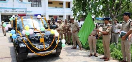 हाथरस पुलिस को मिली 5 नई पीआरवी गाड़ियां, एसपी ने दिखाई हरी झंडी