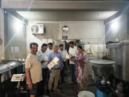 खाद्य सुरक्षा विभाग की बड़ी कार्रवाई, डेयरियों और प्रतिष्ठानों से घी, दूध एवं एसएमपी पाउडर के नमूने लिए गए