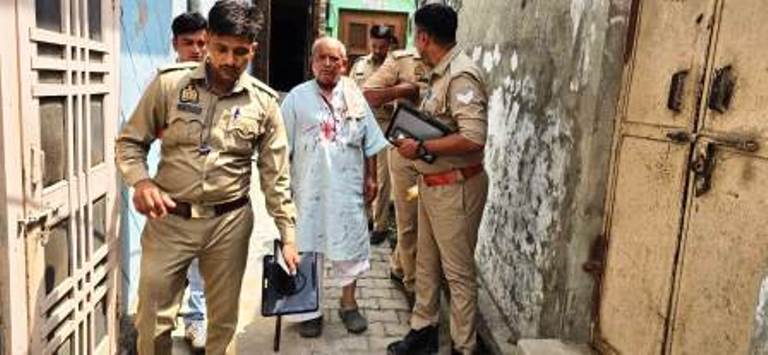 सिकंदराराऊ : लाखों के जेवरात चोरी करने का पुत्र पर आरोप, विरोध करने पर दिव्यांग पिता से मारपीट