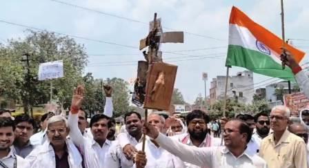 सिकन्दराराऊ : निबंधन विभाग के निजीकरण के विरोध में नौवें दिन भी जारी रही कलमबंद हड़ताल, अधिवक्ताओं ने किया प्रदर्शन