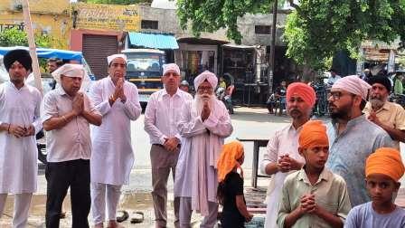 हाथरस में गुरु अर्जन देव जी का शहीदी दिवस श्रद्धा और सेवा भाव के साथ मनाया गया, गुरुद्वारे में अरदास हुई, राहगीरों को शरबत और प्रसाद बांटा