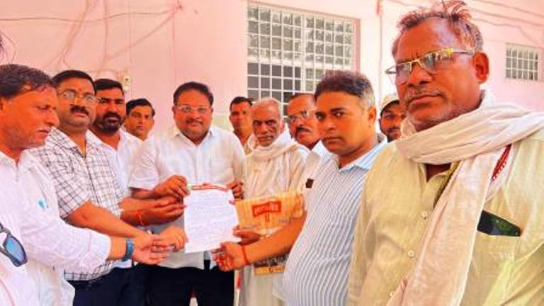 सिकन्दराराऊ : जलभराव और गंदगी से परेशान लोगों ने एसडीएम को सौंपा ज्ञापन, समाधान की उठाई मांग