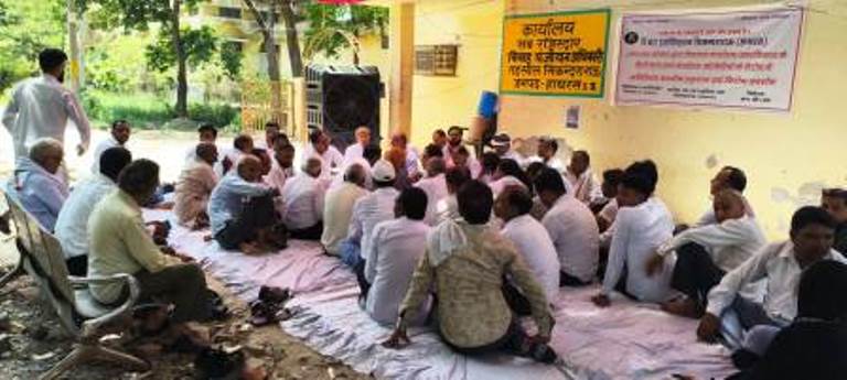 सिकन्दराराऊ : निबंधन विभाग के निजीकरण के विरोध में दसवें दिन भी जारी रहा आंदोलन, तहसील परिसर में धरना-प्रदर्शन