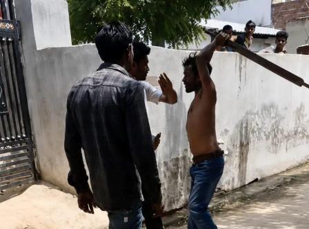 सादाबाद : नगला दुर्जिया में बिजली टीम पर डंडे से हमला  बिना वैध कनेक्शन के डाली गई केबिल को पोल से काटने पर भड़का युवक, हमले में एक कर्मचारी घायल, पुलिस जांच में जुटी