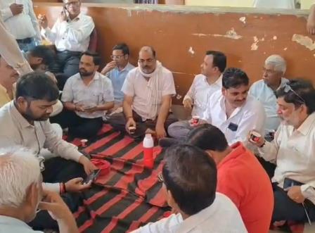 सादाबाद : हड़ताल से उप निबंधक कार्यालय का कामकाज ठप  शपथ पत्र बनवाने के लिए भटक रहे युवा, ई रजिस्ट्री व्यवस्था के विरोध में कई दिन से चल रही है हड़ताल