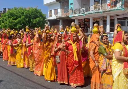 सादाबाद : भव्य कलश यात्रा के साथ श्रीमद्भागवत कथा का श्री गणेश  स्थानीय श्री महाराजा अग्रसेन सेवा सदन से निकाली गई विशाल कलश यात्रा, वृदांवन के प्रख्यात संत इंद्रदेव सरस्वती महाराज कर रही है कथामृत वर्षा