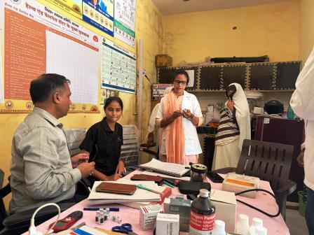 मुख्य चिकित्साधिकारी ने सीएचसी महौ का किया औचक निरीक्षण