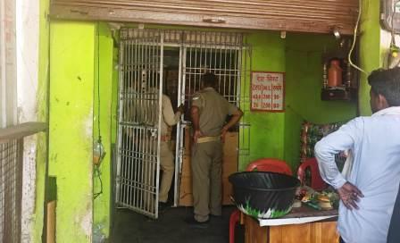 हाथरस में आबकारी विभाग का अभियान जारी, कई दुकानों का निरीक्षण