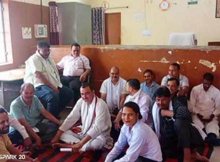 सादाबाद : फ्रंट ऑफिस’ प्रणाली के विरोध में अनिश्चितकालीन हड़ताल, अधिवक्ता, दस्तावेज लेखक, स्टांप विक्रेता और टाइपिस्ट हड़ताल में शामिल