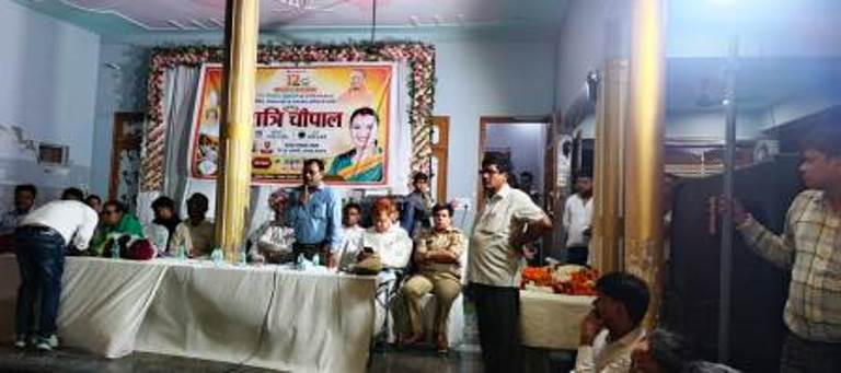 सासनी : गला ताल में लगी रात्रि चौपाल, विधायक अंजुला माहौर ने सुनीं ग्रामीणों की समस्याएं