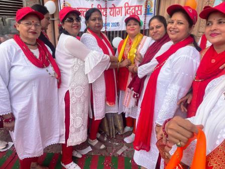 वार्ष्णेय महिला एसोसिएशन ने किया योग कार्यक्रम का आयोजन