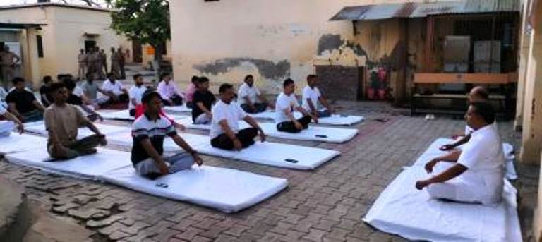 जनपद न्यायालय परिसर में अंतर्राष्ट्रीय योग दिवस पर न्यायिक अधिकारियों एवं कर्मचारियों ने किया योगाभ्यास