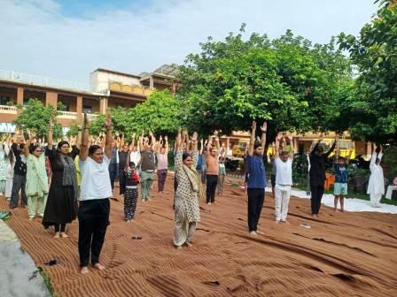 सरस्वती विद्या मंदिर में अंतर्राष्ट्रीय योग दिवस पर भव्य योग कार्यक्रम आयोजित