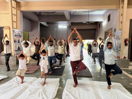 सिकन्दराराऊ : अमोल चन्द पब्लिक स्कूल में उत्साहपूर्वक मनाया गया अंतर्राष्ट्रीय योग दिवस