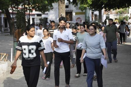 हाथरस में कड़ी सुरक्षा के बीच संपन्न हुई NEET (UG) पुनर्परीक्षा, 1188 में से 1106 अभ्यर्थी हुए शामिल