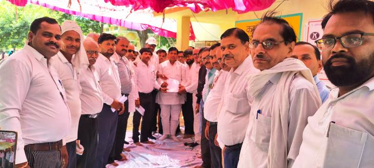 सिकन्द्राराऊ : निबंधन विभाग तेरहवें दिन भी जारी रही हड़ताल, धरना अध्यक्ष डी.के. चौहान ‘शोला’ को हाउस अरेस्ट किए जाने के दावे से बढ़ा आंदोलन का ताप