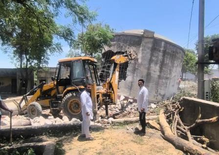 सादाबाद : तीन दशक पुरानी पानी की टंकी ध्वस्त, ऊंचागांव में सड़क किनारे स्थित पानी की टंकी हो गई थी जर्जर, गिरने का था खतरा