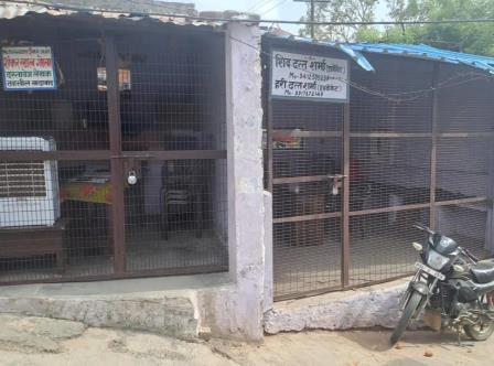 सादाबाद : दफ्तरों पर तालाबंदी, सरकार के खिलाफ नारेबाजी  ई-रजिस्ट्री व्यवस्था, निजीकरण के विरोध में स्टाम्प विक्रेता, दस्तावेज लेखक और अधिवक्ताओं की हड़ताल जारी