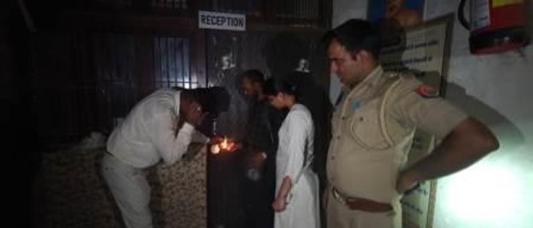 सादाबाद : मानकों की अनदेखी पर लाइब्रेरी सीज  पुलिस, प्रशासनिक अफसरों ने लगाई कोचिंग सेंटरों की दौड़, राया रोड स्थित लाइब्रेरी पर कार्रवाई, लखनऊ अग्निकांड के बाद डीएम के निर्देश पर निरीक्षण के पहुंचे प्रशासन, पुलिस और फायर ब्रिगेड के अफसर