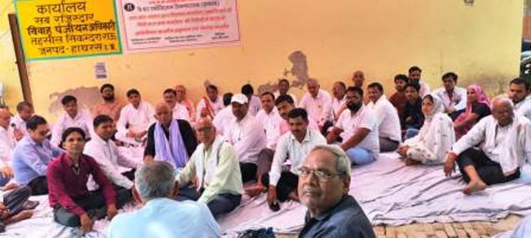 सिकन्दराराऊ : निबंधन विभाग के निजीकरण के विरोध में आंदोलन जारी, सपा ने दिया समर्थन