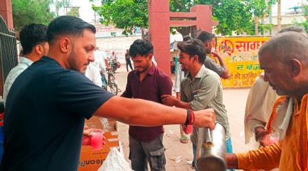 गंगा दशहरा पर बागला हॉस्पिटल में शरबत वितरण, मरीजों और राहगीरों को मिली राहत