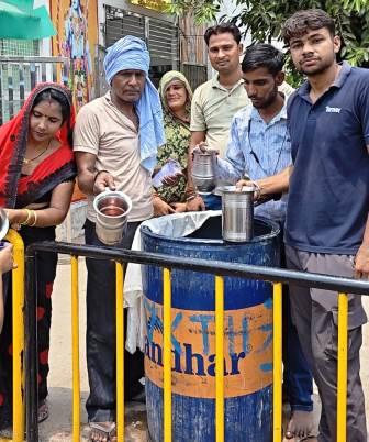 निर्जला एकादशी पर शरबत वितरण किया