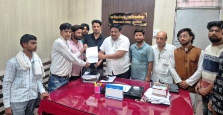 सिकंदराराऊ : कांग्रेस के पदाधिकारियों ने उप जिलाधिकारी को ज्ञापन सौंपा