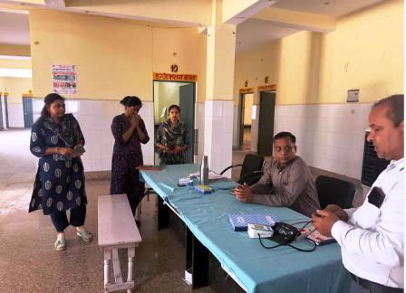 सादाबाद :मरीजों के प्रति दिखाएं संवेदनशीलता,सीएमओ डॉ. वेदप्रकाश ने किया सीएचसी कुरसंडा का औचक निरीक्षण