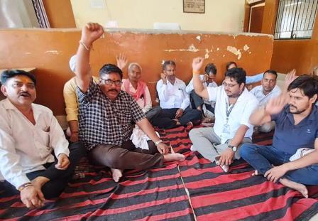 सादाबाद : हड़ताल को पूर्व विधायक ने दिया समर्थन,16 दिन से जारी है दस्तावेज लेखक, स्टांप विक्रेता और अधिवक्ताओं की हड़ताल