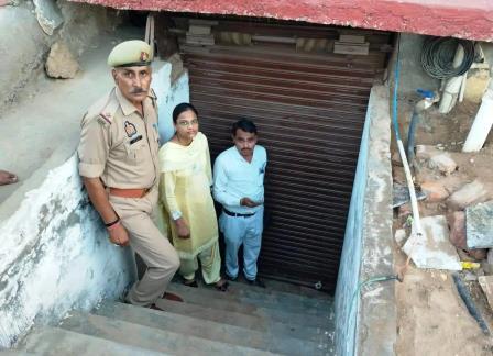 सादाबाद : तीन कोचिंग सेंटर, लाइब्रेरी और सीज,एसडीएम के नेतृत्व वाली टीम कस्बे के करीब आधा दर्जन संस्थानों पर की सुरक्षा मानकों की जांच