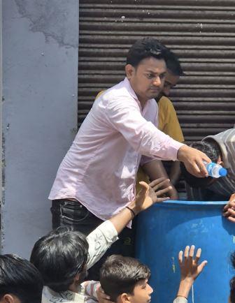 सादाबाद : अंबेडकर नवयुवक समिति ने ताजियेदारों को बांटा शरबत, मोहर्रम के मौके पर डॉ. भीमराव अंबेडकर नवयुवक समिति ने पेश की सांप्रदायिक सौहार्द की मिशाल
