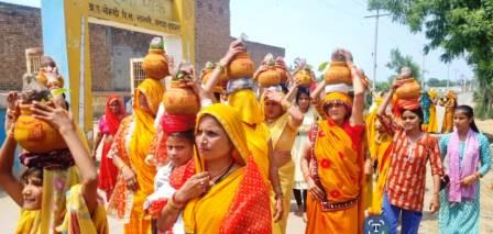 श्रीमद् भागवत कथा के शुभारंभ से पूर्व निकली भव्य कलश यात्रा