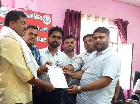 सादाबाद : लेखपाल संघ के अध्यक्ष बने नरेंद्र देव, 17 मतों से प्रतिद्वंदी मुकेश को दी मात, 27 लेखपालों ने किया था मतदान