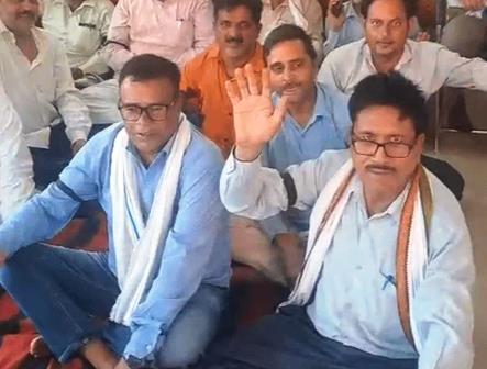 सादाबाद : रफ्तार पकड़ा रहा ई रजिस्ट्री व्यवस्था का विरोध  तहसील में दस्तावेज लेखक, स्टांप विक्रेता और वकीलों ने एकजुट होकर किया जोरदार प्रदर्शन