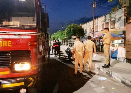 सादाबाद : मार्केट में आग लगने से लाखों का माल खाक, हाथरस रोड स्थित दरोगा जी की मार्केट में हैं कई लोगों के गोदाम, करीब दो घंटे की मशक्कत के बाद पाया आग पर काबू।