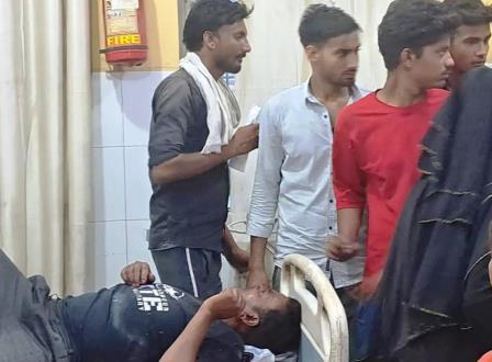 सादाबाद : ट्रक की टक्कर से पिता पुत्र घायल, मुरसान रोड पर हुआ सड़क हादसा, सीएचसी से किया रेफर