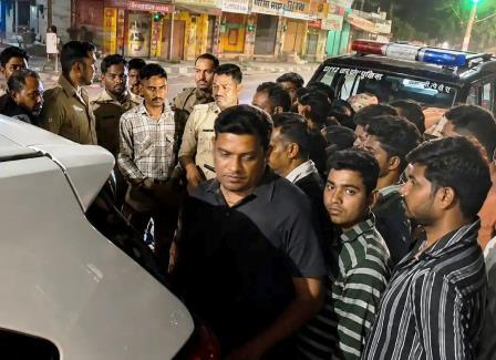 सादाबाद : बच्चे को बचाने के प्रयास में भिड़ी इनोवा कार और डायल 112 की गाड़ी