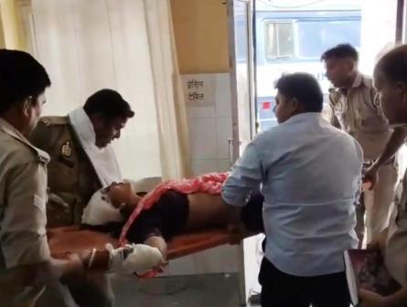 सादाबाद :सड़क हादसे में बाइक सवार पति, पत्नी और बेटा घायल, ट्रक की टक्कर के बाद अनियंत्रित कार पलटकर बाइक से टकराई