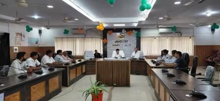 मुख्यमंत्री ग्राम परिवहन योजना को गति देने के निर्देश, डीएम अतुल वत्स ने बस संचालन जल्द शुरू कराने पर दिया जोर