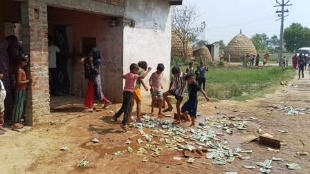 हसायन : ठेका देशी शराब की दुकान को हटवाए जाने को लेकर किया प्रदर्शन, कोतवाल पर महिलाओ व ग्रामीणों ने लगाया मारपीट का आरोप