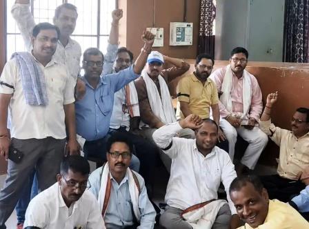 सादाबाद : मांगे नहीं मानी तो और तेज होगा आंदोलन, ई-रजिस्ट्री व्यवस्था के विरोध में दस्तावेज लेखक, स्टांप विक्रेता और अधिवक्ताओं का धरना 20वें दिन भी जारी