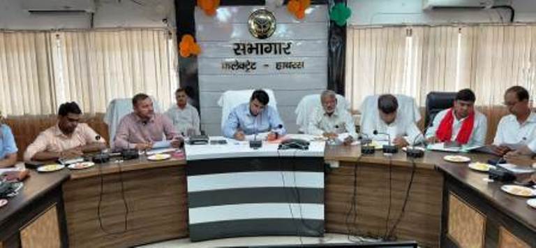 आगामी चुनाव की तैयारियां तेज, 1200 से अधिक मतदाताओं वाले बूथों का होगा पुनर्गठन: डीएम
