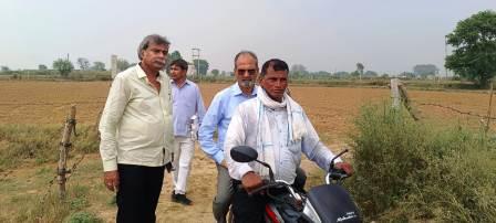 दुर्गम रास्ता भी नहीं बना बाधा, मुख्य विकास अधिकारी बाइक से पहुंचे भूमि का निरीक्षण करने